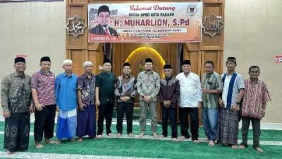 Ketua DPRD Kota Padang, Muharlion menyerap aspirasi masyarakat dalam kegiatan Reses Masa Sidang III Tahun 2026 yang digelar di Masjid Jihad, Batang Kabung Ganting, Sabtu (02/05/2026).  Turut hadir dalam kegiatan itu Anggota Komisi IV DPR RI Fraksi PKS Rahmat Saleh serta Lurah Batang Kabung Ganting, Okimi Oktobery