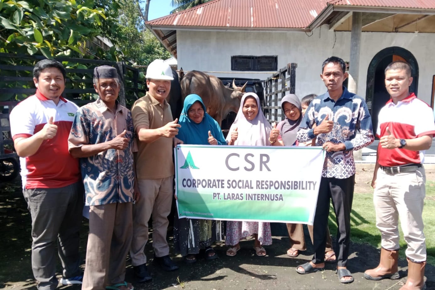 Penyaluran sapi kurban dari PT. Lintas Inter Nusa (LIN) Kinali kepada Wali Nagari Kinali dan Sekna Syafril Anwar serta KAN Dipertuan Kinali