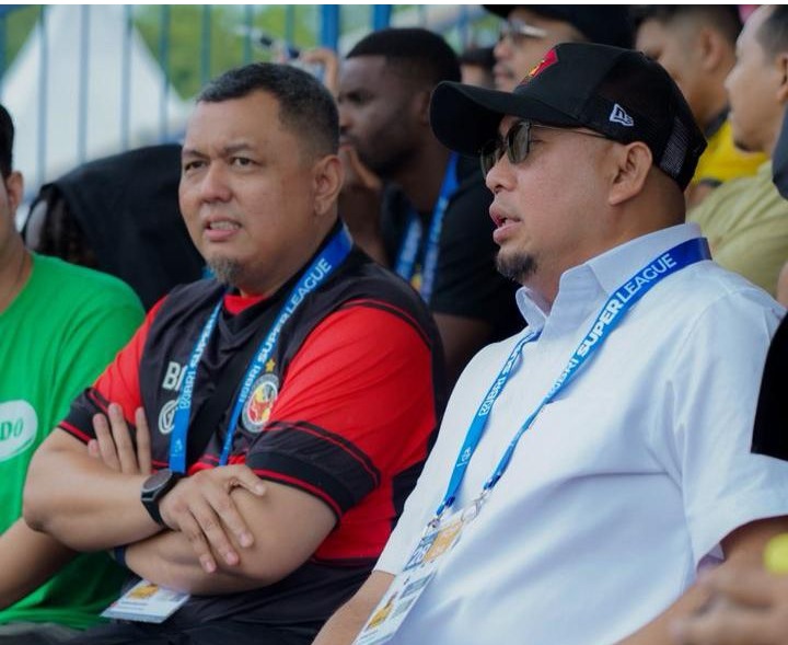 Penasihat Semen Padang FC Andre Rosiade bersama Komisaris Braditi Moulevey.