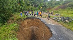 Jalan yang amblas dan membuat lubang mirip Sinkhole itu adalah ruas jalan kabupaten Situjuah Ladang Laweh-Batas Batu Sangkar di kawasan Lokuak Pangorangan, Nagari Situjuah Ladang Laweh, Kecamatan Situjuah Limo Nagari