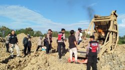 Tim gabungan saat membakar peralatan PETI yang ditemukan di lokasi.