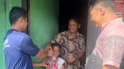 Salah seorang WBP Rutan Padangpanjang didampingi petugas saat menyerahkan daging kurban kepada masyarakat di sekitar Rutan Kelas IIB Padangpanjang, Rabu (27/05/2026).