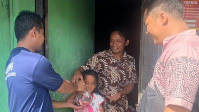 Salah seorang WBP Rutan Padangpanjang didampingi petugas saat menyerahkan daging kurban kepada masyarakat di sekitar Rutan Kelas IIB Padangpanjang, Rabu (27/05/2026).