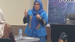 Komisioner Komisi Informasi Sumbar Tanti Endang Lestari S.IP, M.Si saat Forum Konsultasi Publik BGTK Sumbar.