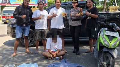 Tim Klewang saat mengamankan seorang pelaku pencurian di warung.