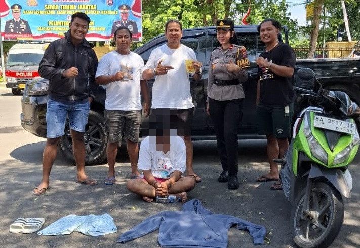 Tim Klewang saat mengamankan seorang pelaku pencurian di warung.