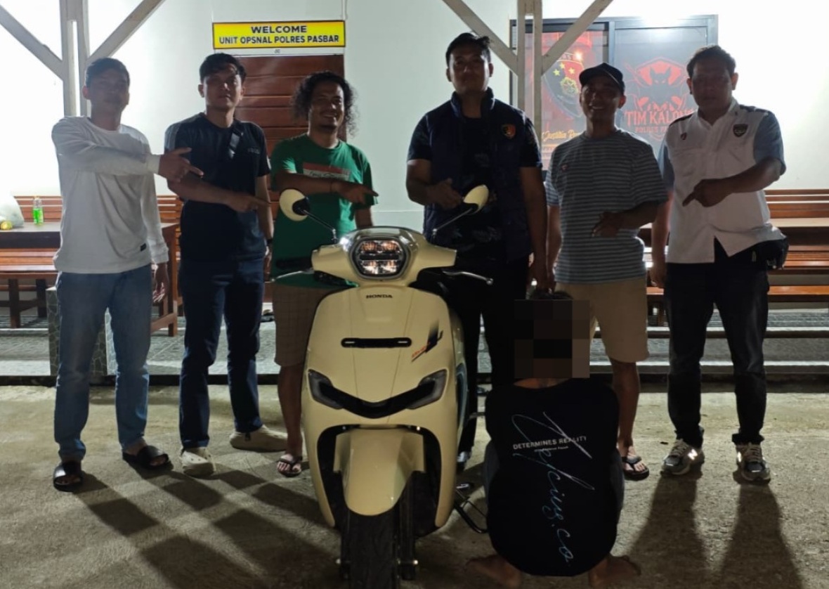 Tim Opsnal Satreskrim Polres Pasaman Barat saat menangkap pelaku dan barang bukti motor curian, Selasa (26/05/2026).