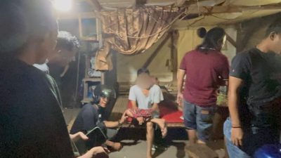 Tim Opsnal Satres Narkoba Polres Pasaman Barat saat mengamankan empat orang pemakai Sabu di Jorong Kampung Cubadak Nagari Lingkuang Aua Timur Kecamatan Pasaman.