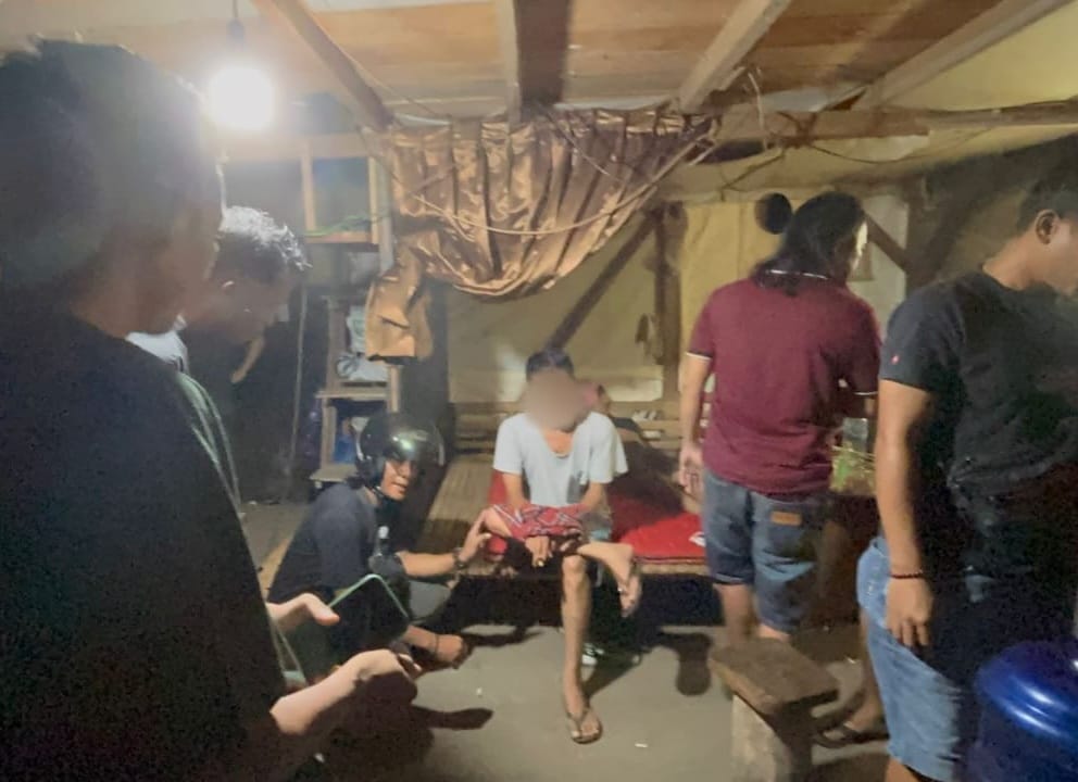 Tim Opsnal Satres Narkoba Polres Pasaman Barat saat mengamankan empat orang pemakai Sabu di Jorong Kampung Cubadak Nagari Lingkuang Aua Timur Kecamatan Pasaman.