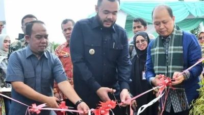 Ketua DPRD Kota Padang Muharlion saat peresmian Toilet Sekolah di SMPN 43 Padang.