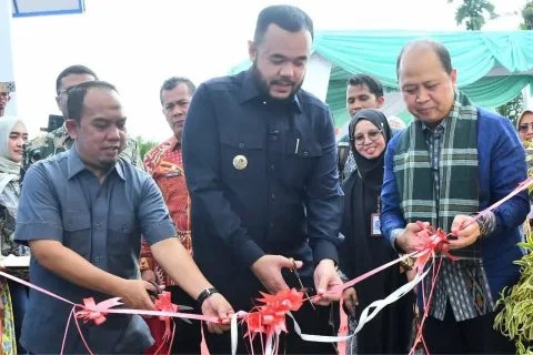 Ketua DPRD Kota Padang Muharlion saat peresmian Toilet Sekolah di SMPN 43 Padang.