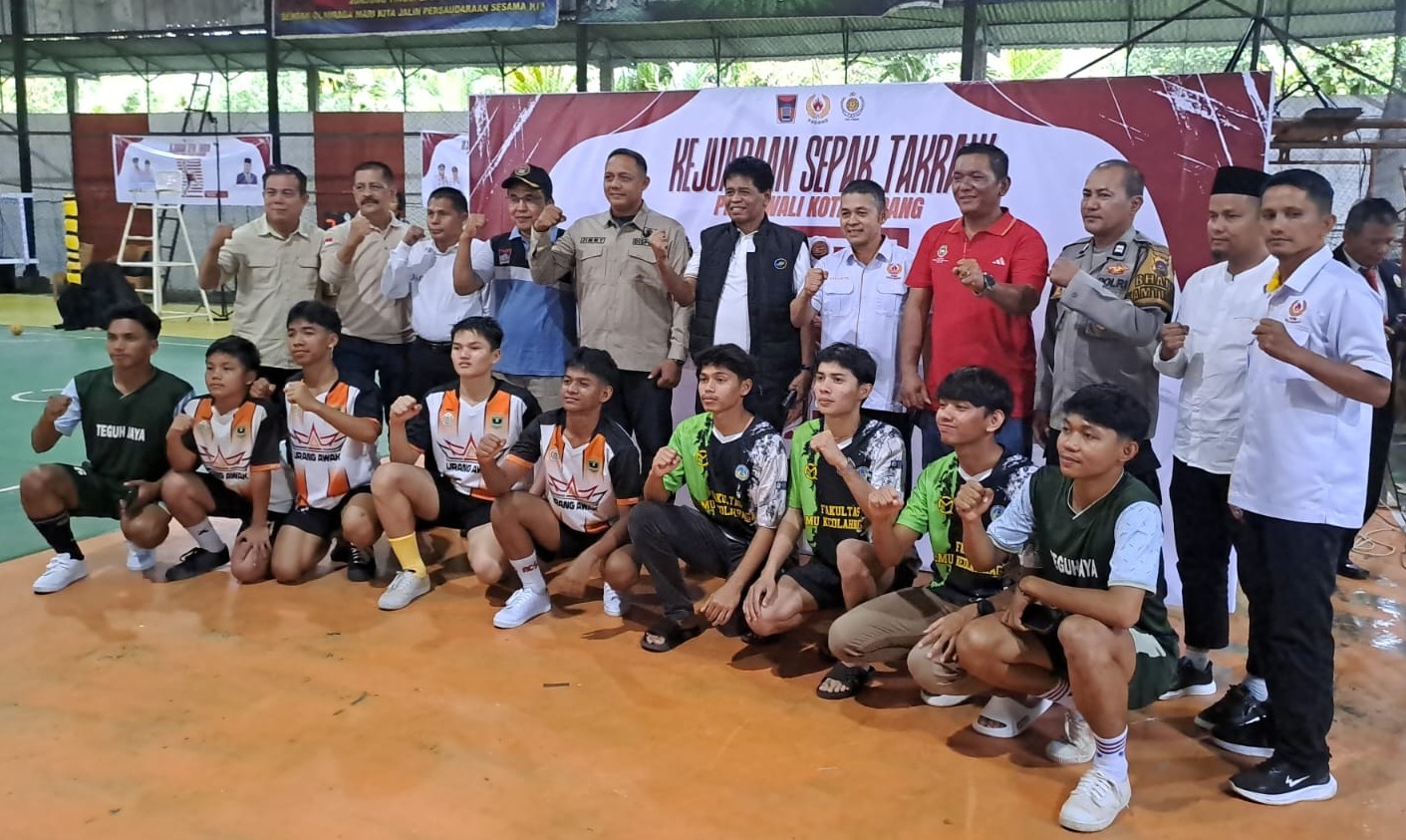 Wakil Ketua DPRD Kota Padang Jupri Maadang saat menghadiri pembukaan Kejuaraan Sepak Takraw Piala Wali Kota Padang 2026 di Lapangan Futsal BB Balai Baru, depan SMA 5 Padang, Jumat (15/05/2026).