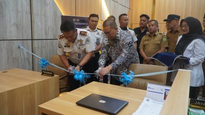 Kepala Kanwil Ditjenpas Sumbar Kunrat Kasmiri bersama Wali Kota Padangpanjang Hendri Arnis saat meresmikan Pos Bapas di MPP Padangpanjang, Senin (04/05/2026).
