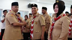 Wali Kota Padangpanjang Hendri Arnis memberikan selamat kepada Ketua Kwarcab Pramuka Padangpanjang Nasrul didampingi Ketua Harian Ny. Maria Feronika Hendri, Jum’at (08/05/2026).
