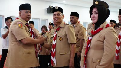 Wali Kota Padangpanjang Hendri Arnis memberikan selamat kepada Ketua Kwarcab Pramuka Padangpanjang Nasrul didampingi Ketua Harian Ny. Maria Feronika Hendri, Jum’at (08/05/2026).