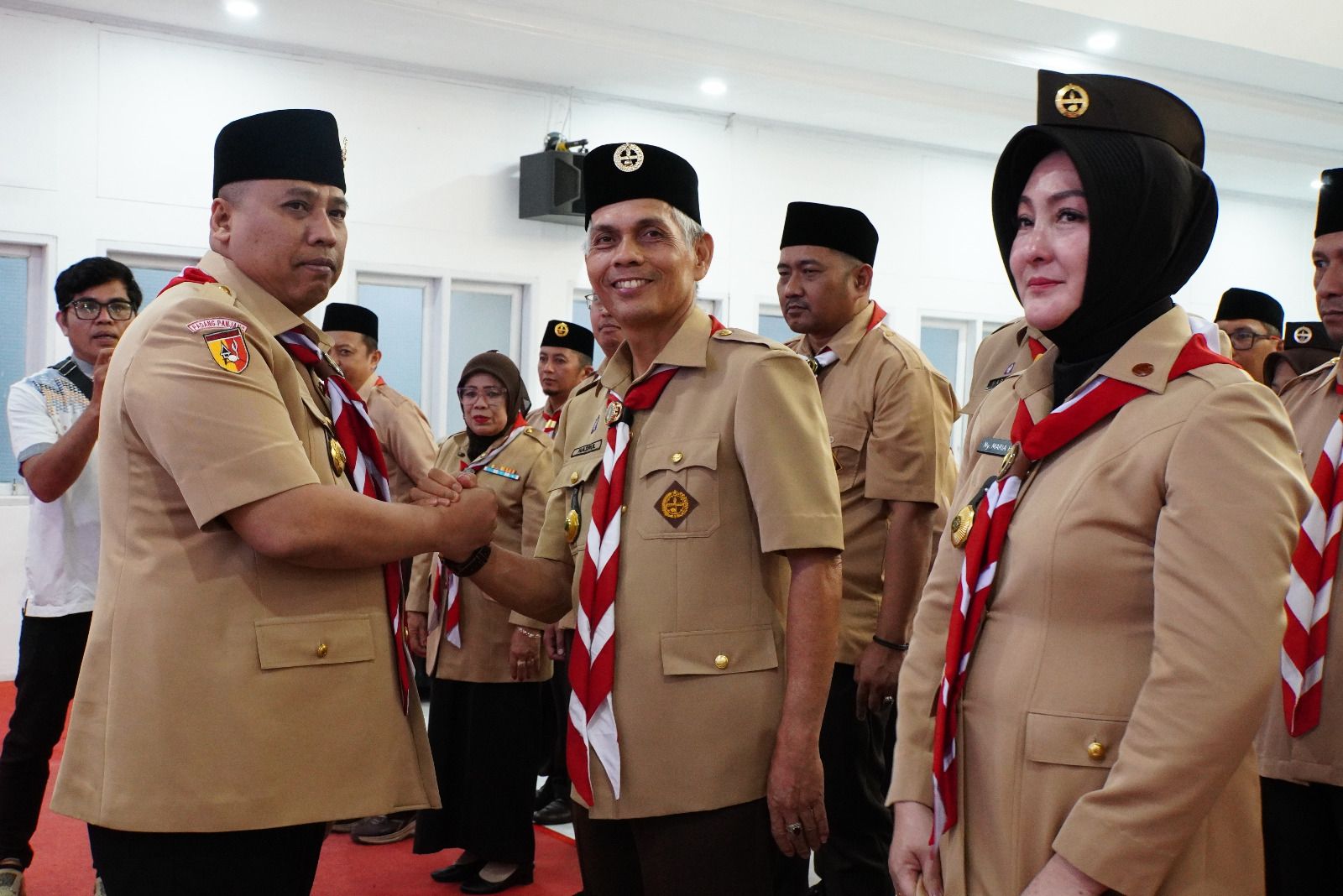 Wali Kota Padangpanjang Hendri Arnis memberikan selamat kepada Ketua Kwarcab Pramuka Padangpanjang Nasrul didampingi Ketua Harian Ny. Maria Feronika Hendri, Jum’at (08/05/2026).