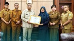 Wali Kota Padangpanjang Hendri Arnis menerima penghargaan Kota Pangan Aman dari Plt Kepala BBPOM Padang, Elyunaida, Senin (11/05/2026).