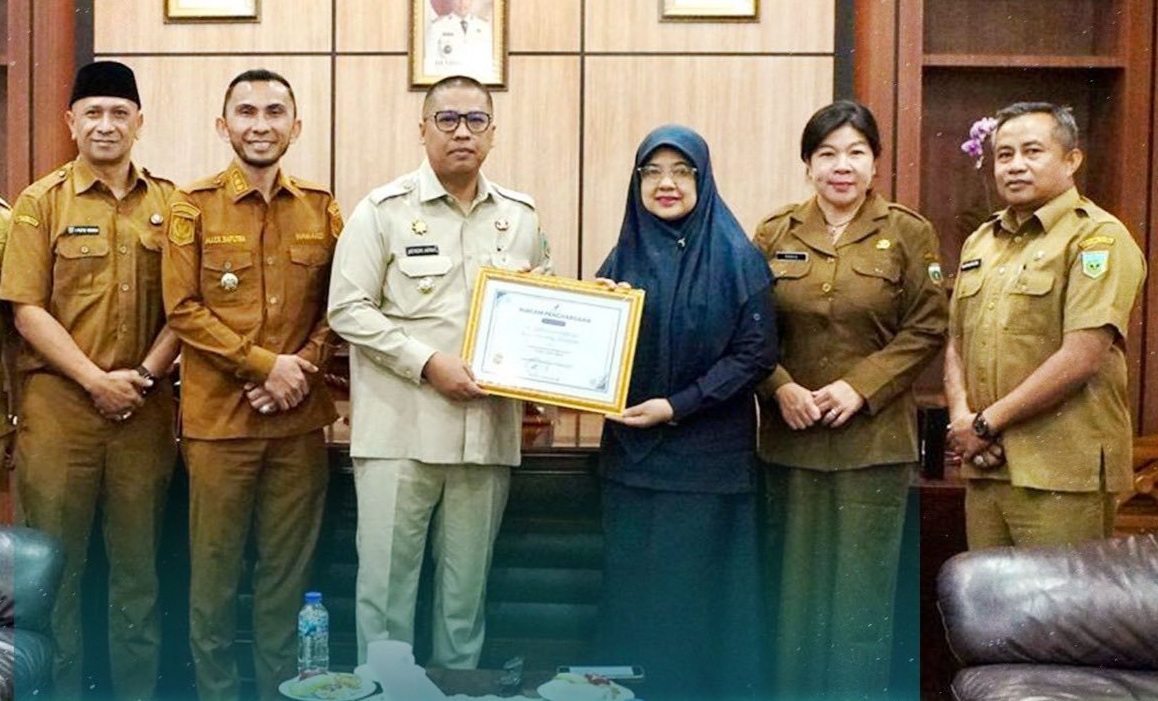 Wali Kota Padangpanjang Hendri Arnis menerima penghargaan Kota Pangan Aman dari Plt Kepala BBPOM Padang, Elyunaida, Senin (11/05/2026).