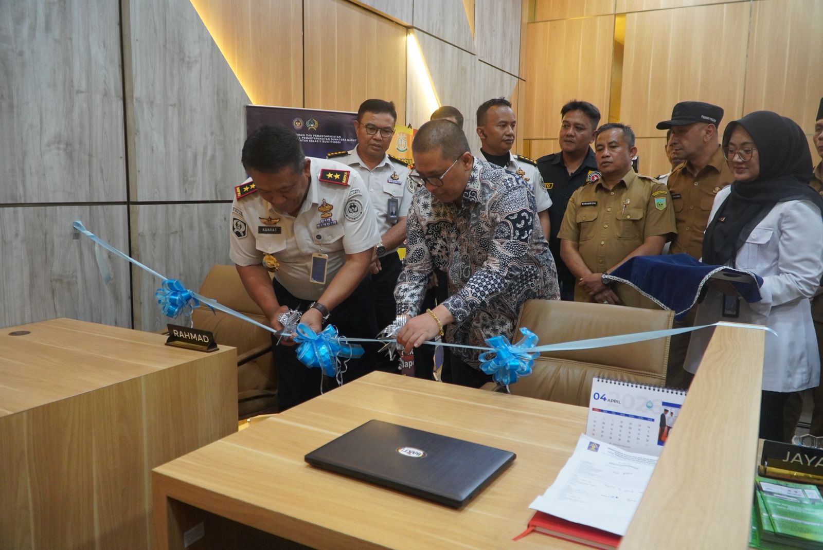 Kepala Kanwil Ditjenpas Sumbar Kunrat Kasmiri bersama Wali Kota Padangpanjang Hendri Arnis saat meresmikan Pos Bapas di MPP Padangpanjang, Senin (04/05/2026).