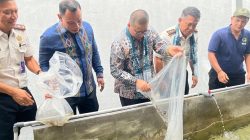 Kakanwil Ditjenpas Sumbar Kunrat Kasmiri bersama Wali Kota Padangpanjang Hendri Arnis, Wakil Ketua DPRD Padangpanjang Mardiansyah dan Kepala Rutan Kelas IIB Padangpanjang Novri Abbas saat menebar 5.000 bibit ikan Lele, Senin (04/05/2026).