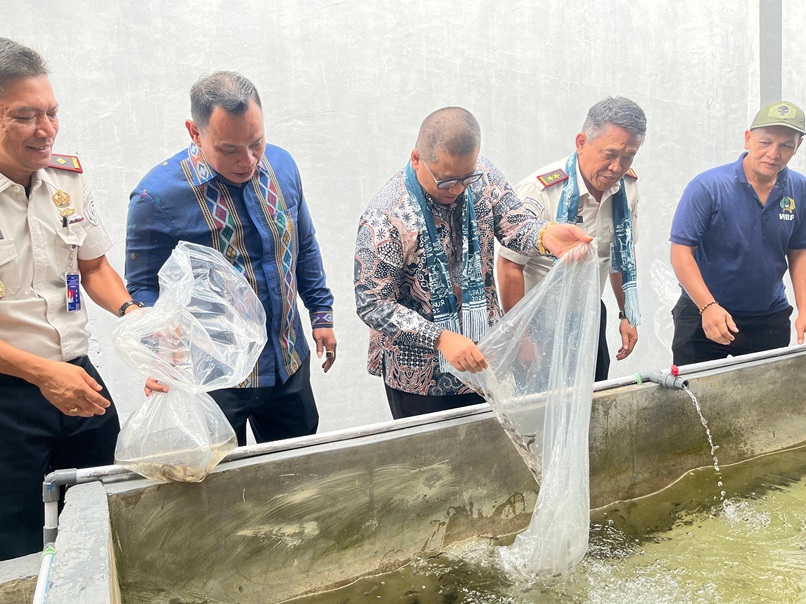 Kakanwil Ditjenpas Sumbar Kunrat Kasmiri bersama Wali Kota Padangpanjang Hendri Arnis, Wakil Ketua DPRD Padangpanjang Mardiansyah dan Kepala Rutan Kelas IIB Padangpanjang Novri Abbas saat menebar 5.000 bibit ikan Lele, Senin (04/05/2026).