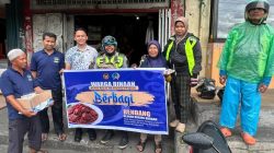 Kepala Pengamanan Rutan Narvedha Andriyana bersama wargabinaan saat menyerahan paket Rendang kepada masyarakat.