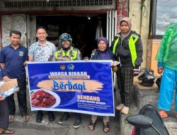 Jumat Berkah, Wargabinaan Rupajang Bagikan Rendang ke Masyarakat
