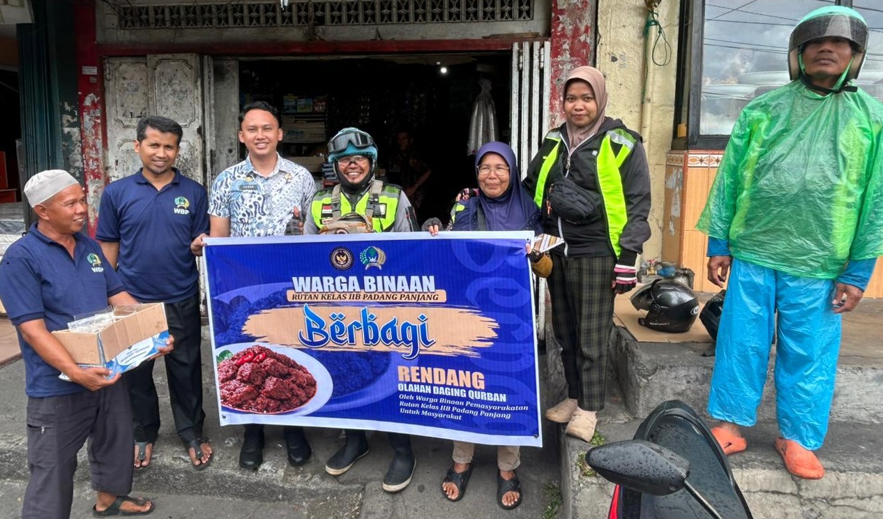 Kepala Pengamanan Rutan Narvedha Andriyana bersama wargabinaan saat menyerahan paket Rendang kepada masyarakat.