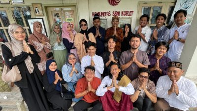 Pembina bersama alumni dan anggota Komunitas Seni Kulflet Padangpanjang.
