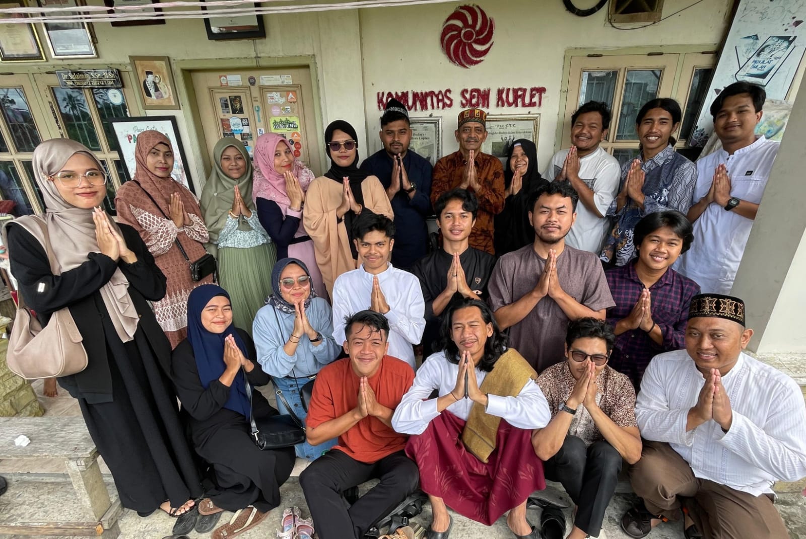 Pembina bersama alumni dan anggota Komunitas Seni Kulflet Padangpanjang.