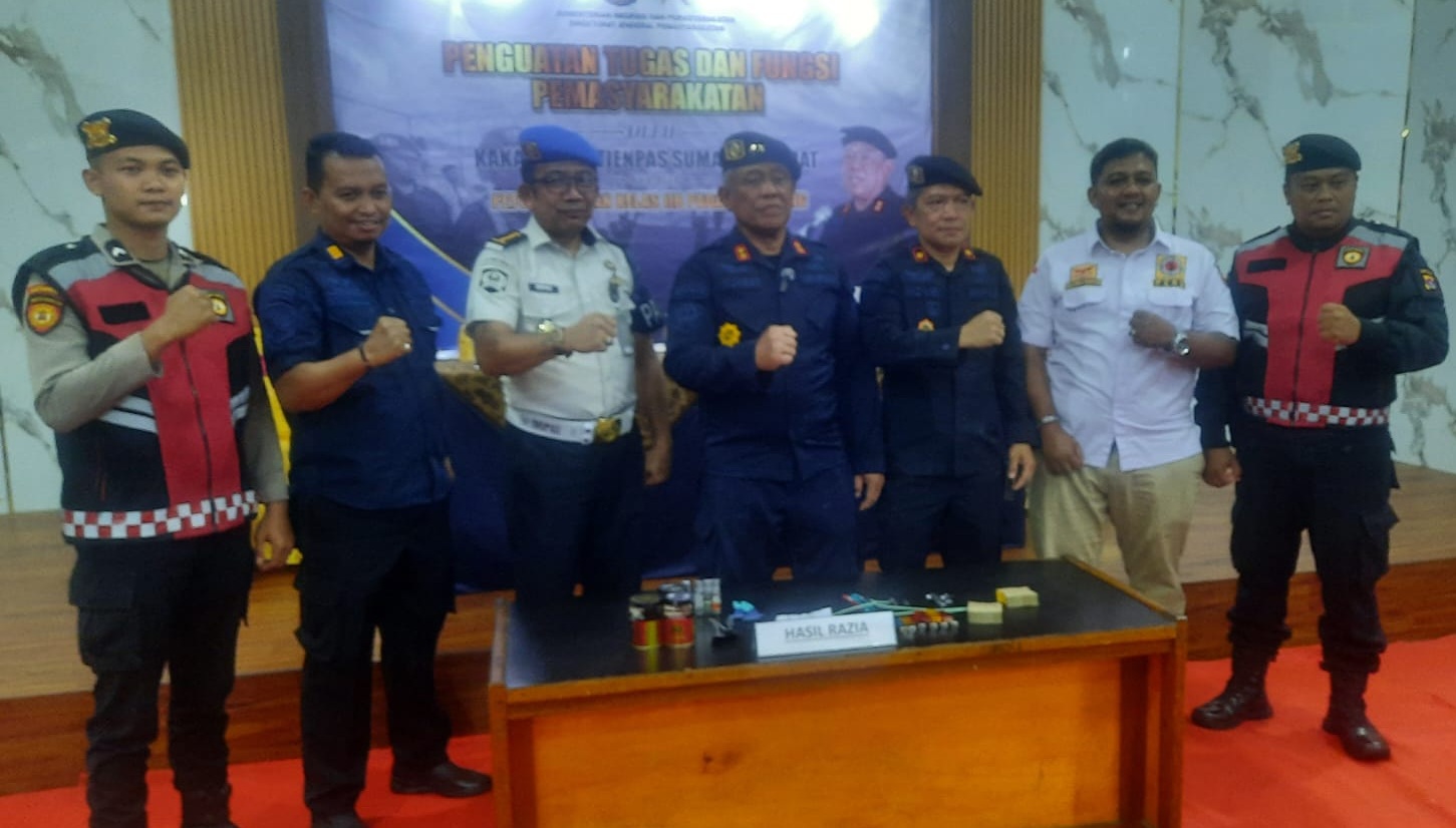 Kepala Kanwil Ditjenpas Sumbar Kunrat Kasmiri bersama Kabid Patnal Irfan usai melaksanakan razia di Rutan Kelas IIB Padangpanjang, Minggu (24/05/2026).