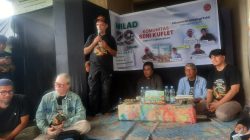 Penyair dan Sutradara Teater Dr. Sulaiman Juned, S.Sn., M.Sn saat peluncurkan buku antologi puisi Padangpanjang 999 dan peringatan HUT Komunitas Seni Kuflet ke 29, Minggu (17/05/2026).