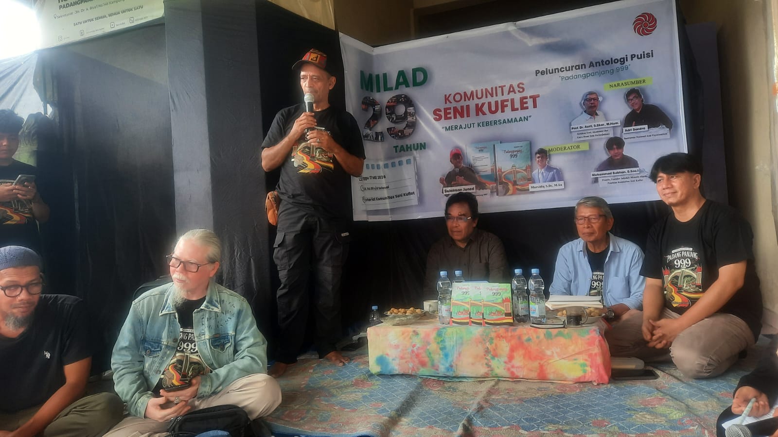 Penyair dan Sutradara Teater Dr. Sulaiman Juned, S.Sn., M.Sn saat peluncurkan buku antologi puisi Padangpanjang 999 dan peringatan HUT Komunitas Seni Kuflet ke 29, Minggu (17/05/2026).