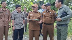 Bupati Pasaman Barat H. Yulianto bersama jajaran OPD serta Manager Humas Legal PT Anam Koto, Jimson Tamba saat meninjau lokasi pembangunan Sekolah Nasional Terintegrasi di Muara Kiawai, Gunung Tuleh, Senin (15/06/2026).