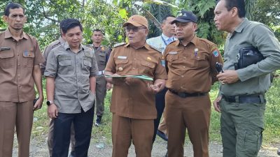Bupati Pasaman Barat H. Yulianto bersama jajaran OPD serta Manager Humas Legal PT Anam Koto, Jimson Tamba saat meninjau lokasi pembangunan Sekolah Nasional Terintegrasi di Muara Kiawai, Gunung Tuleh, Senin (15/06/2026).