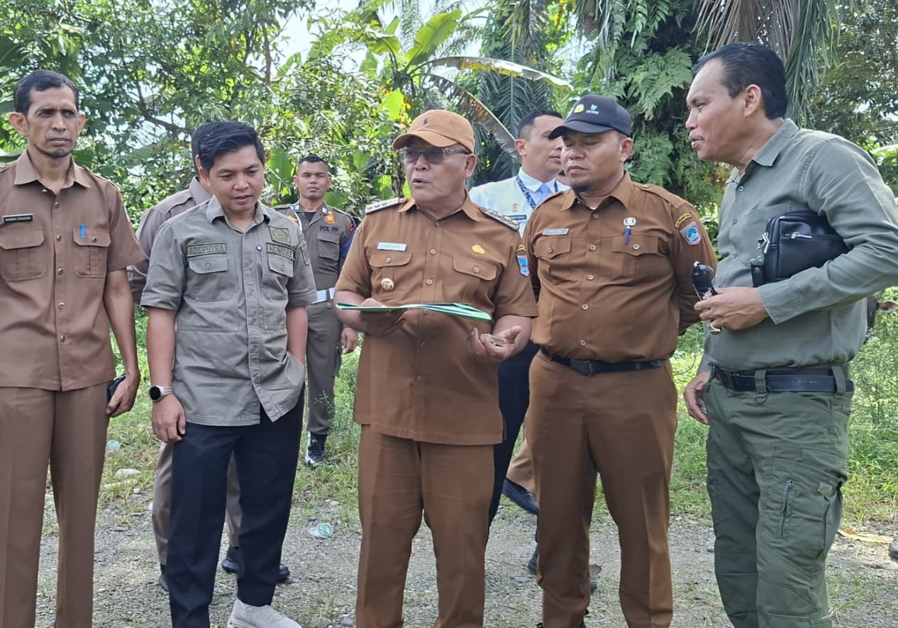 Bupati Pasaman Barat H. Yulianto bersama jajaran OPD serta Manager Humas Legal PT Anam Koto, Jimson Tamba saat meninjau lokasi pembangunan Sekolah Nasional Terintegrasi di Muara Kiawai, Gunung Tuleh, Senin (15/06/2026).