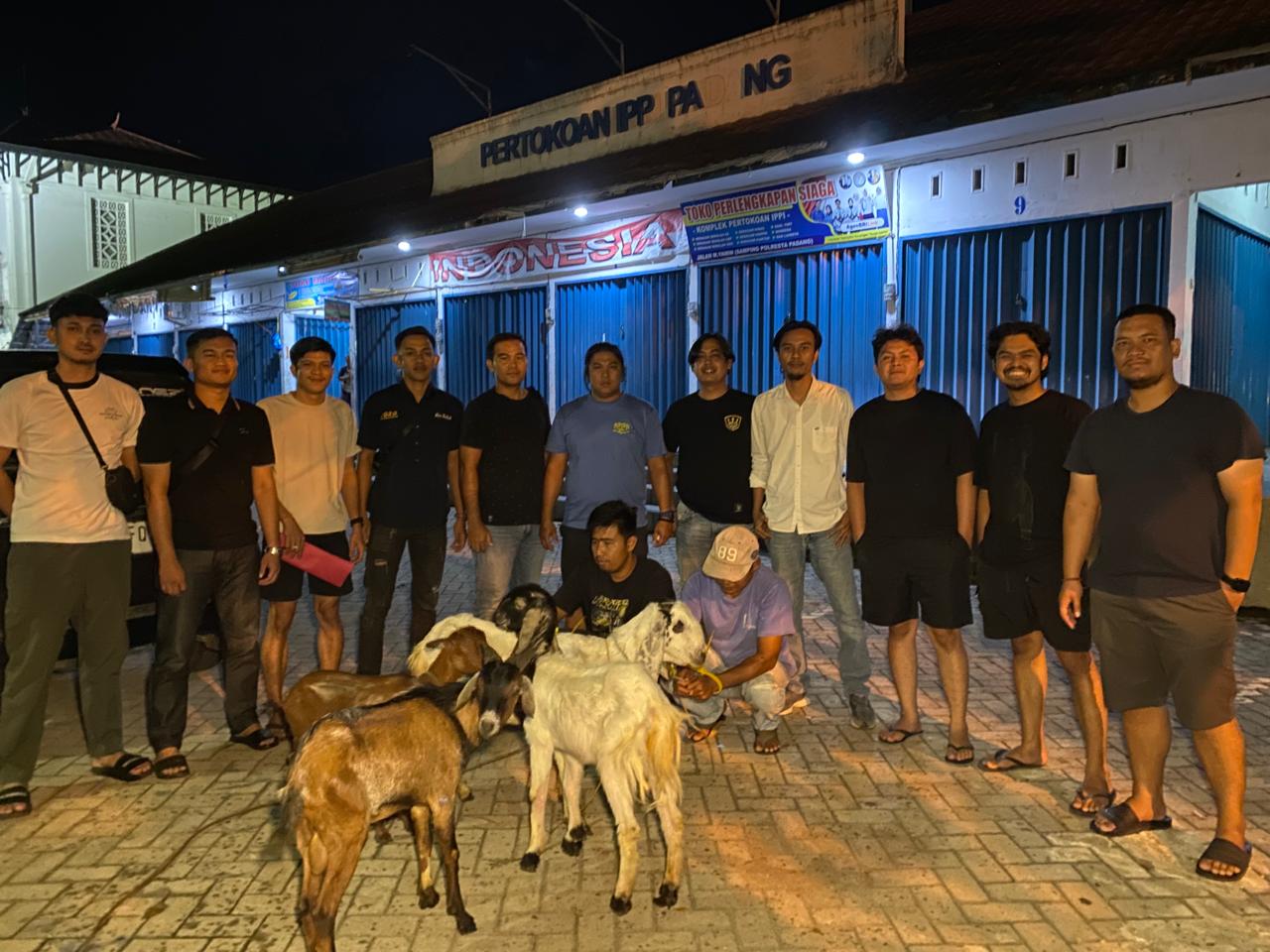 Dua Pencuri Kambing saat diamankan Satreskrim Polresta Padang saat menjual hasil pencurian di kawasan Dadok Tunggul Hitam, Padang, Kamis (11/06/2026).  