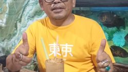 Firman Wanipin saat menikmati Teh Telur Sarai di Dapur Bundo Perumahan Taruko I.