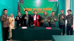 Hakim beserta jajaran aparatur Pengadilan Negeri Siak Sri Indrapura dan instansi terkait berfoto bersama usai sukses menyelenggarakan Sidang di Luar Gedung atau Sidang Keliling perdana di wilayah Kecamatan Kandis, Kabupaten Siak, Riau, Jum'at (12/06/2026) .