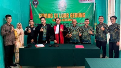 Hakim beserta jajaran aparatur Pengadilan Negeri Siak Sri Indrapura dan instansi terkait berfoto bersama usai sukses menyelenggarakan Sidang di Luar Gedung atau Sidang Keliling perdana di wilayah Kecamatan Kandis, Kabupaten Siak, Riau, Jum'at (12/06/2026) .