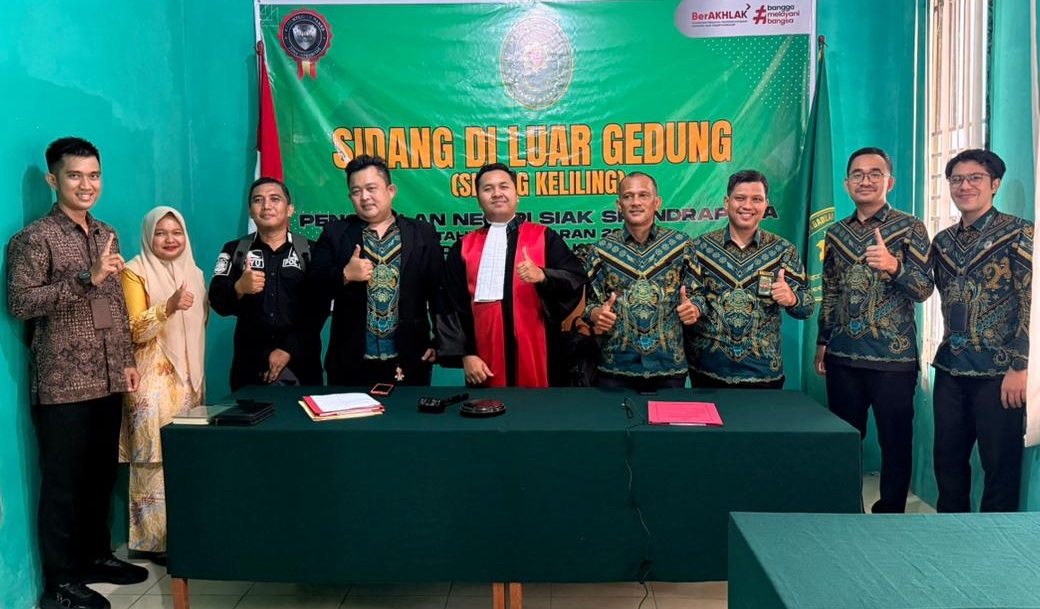 Hakim beserta jajaran aparatur Pengadilan Negeri Siak Sri Indrapura dan instansi terkait berfoto bersama usai sukses menyelenggarakan Sidang di Luar Gedung atau Sidang Keliling perdana di wilayah Kecamatan Kandis, Kabupaten Siak, Riau, Jum'at (12/06/2026) .