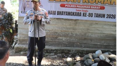 Kapolres Pasaman Barat AKBP. Agung Tribawanto, S.IK saat peletakan batu pertama program bedah rumah milik warga kurang mampu di Kampung Paju Anggang, Jorong Famili Koto Panjang, Nagari Anam Koto Utara, Kecamatan Kinali, Senin (08/06/2026).