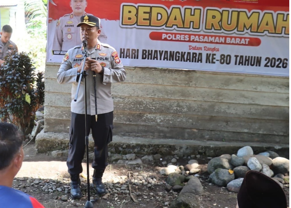 Kapolres Pasaman Barat AKBP. Agung Tribawanto, S.IK saat peletakan batu pertama program bedah rumah milik warga kurang mampu di Kampung Paju Anggang, Jorong Famili Koto Panjang, Nagari Anam Koto Utara, Kecamatan Kinali, Senin (08/06/2026).