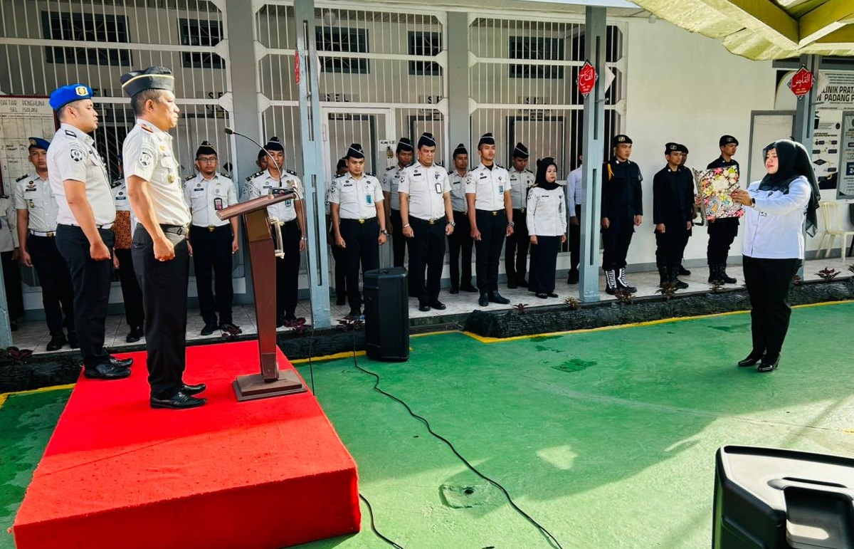 Karutan Padangpanjang Novri Abbas, SH., MH saat menjadi Inspektur Upacara Hari Lahir Pancasila di Rutan kelas II Padangpanjang, Senin (01/06/2026).  