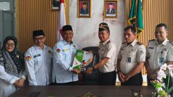 Karutan Kelas IIB Padangpanjang Novri Abbas bersama Kepala Kemanag Mukhlis usai penandatanganan kerjasama kedua lembaga, Senin (22/06/2026). 