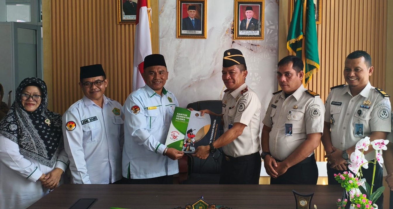 Karutan Kelas IIB Padangpanjang Novri Abbas bersama Kepala Kemanag Mukhlis usai penandatanganan kerjasama kedua lembaga, Senin (22/06/2026). 