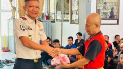 Karutan Padangpanjang Novri Abbas saat menyerahkan secara simbolis bantuan perlengkapa mandi kepada warga binaan, Kamis (11/06/2026).  