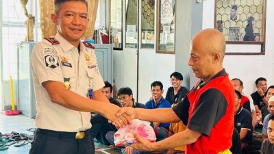 Karutan Padangpanjang Novri Abbas saat menyerahkan secara simbolis bantuan perlengkapa mandi kepada warga binaan, Kamis (11/06/2026).