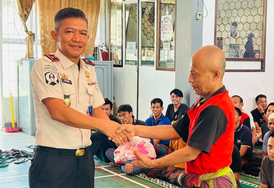 Karutan Padangpanjang Novri Abbas saat menyerahkan secara simbolis bantuan perlengkapa mandi kepada warga binaan, Kamis (11/06/2026).  