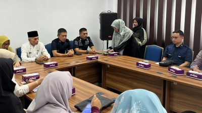 Karutan Padangpanjang Novri Abbas bersama Kepala Disdikbud Padangpanjang Nasrul dan jajaran, saat rapat koordinasi membahas tindaklanjut pelaksanaan program pendidikan kesetaraan bagi warga binaan, Jumat (05/06/2026).